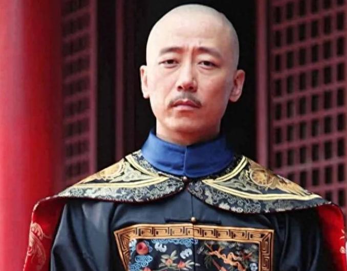 康熙年间，大臣尹泰在自家庭院里偶遇了一位美丽小丫鬟，尹泰一时兴起，强行与之发生关
