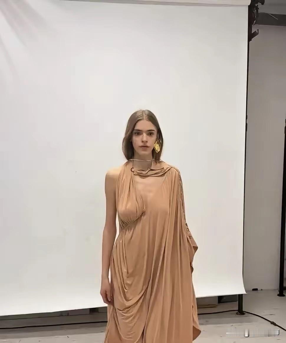 这身材太让人羡慕了！真不是所有人都能当模特的，明明那么瘦，那该大的地方却是一