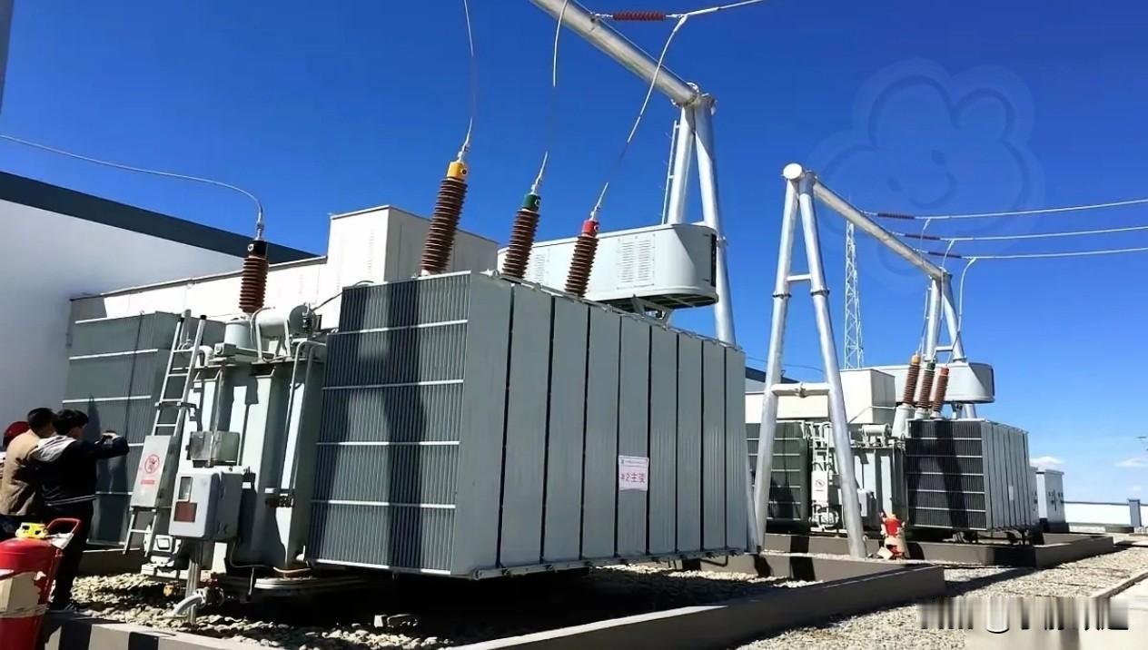 最魔幻的一件事发生了。美国对东方大国产变压器加征超百点关税，结果却依旧排队抢