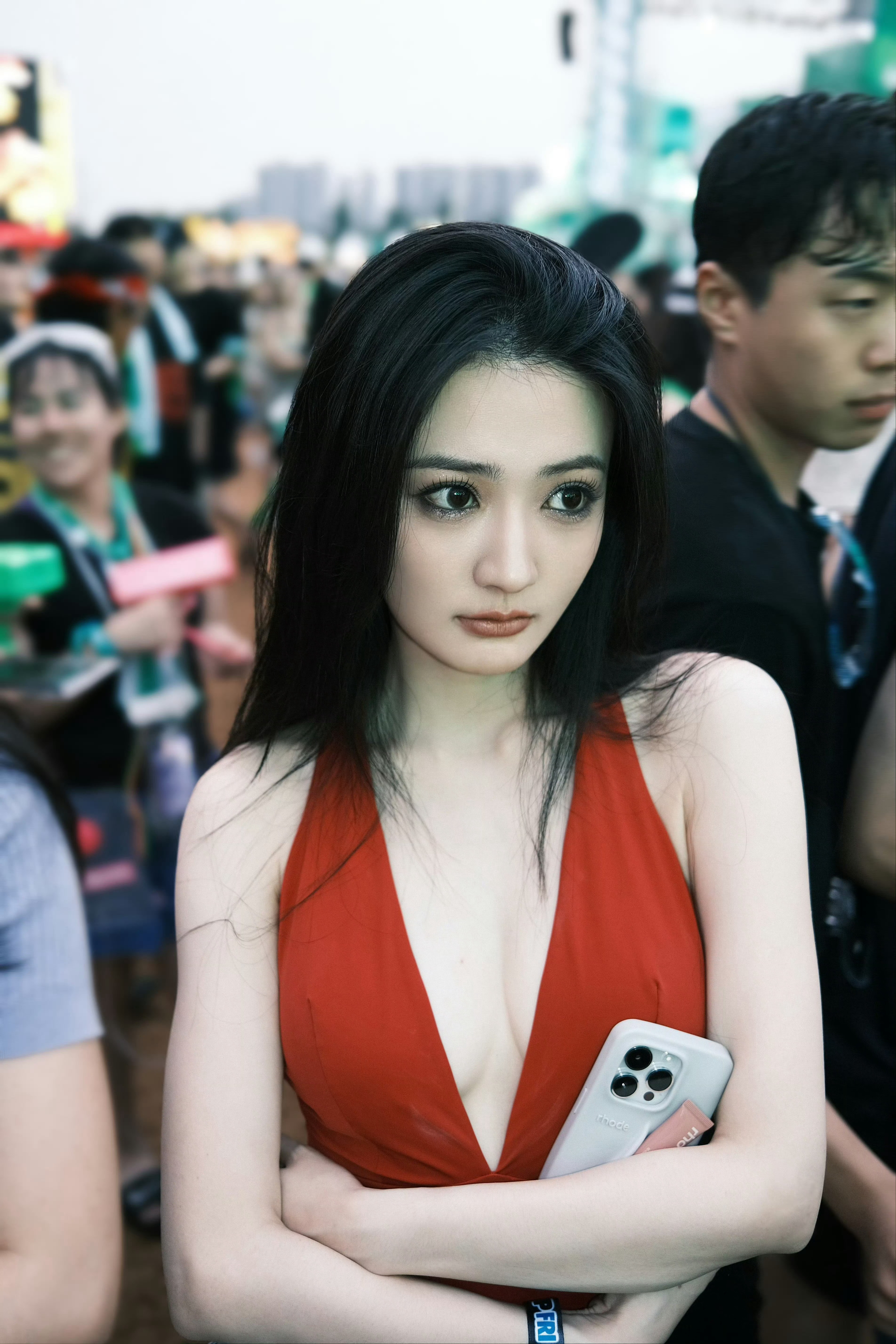 徐璐音乐节深v吊带造型人这么多穿成这样不怕遇到色狼吗​​​