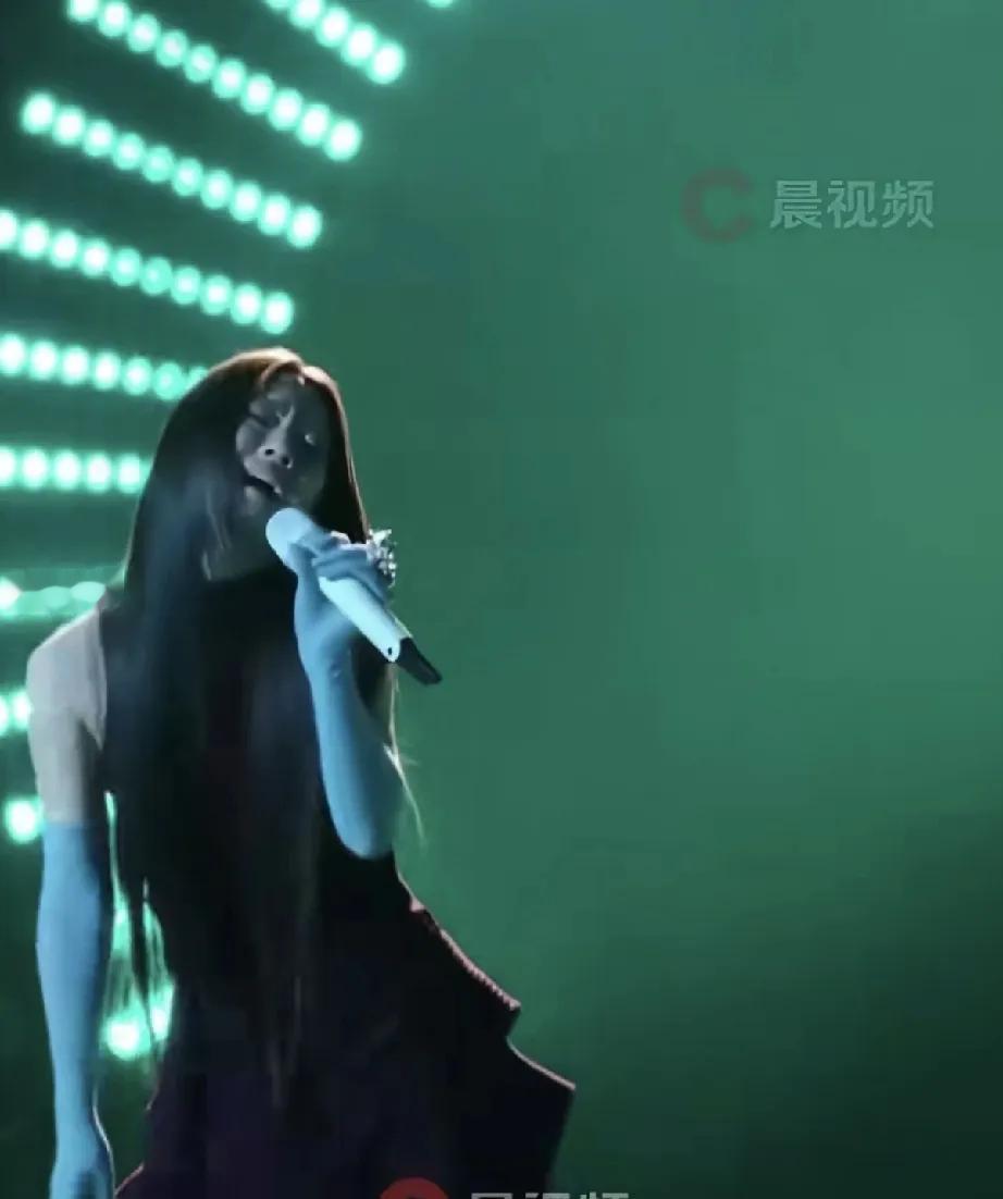 高考第一天，歌手单依纯靠一首魔改的《李白》火出圈了！但是我点进去听了一下，结果满