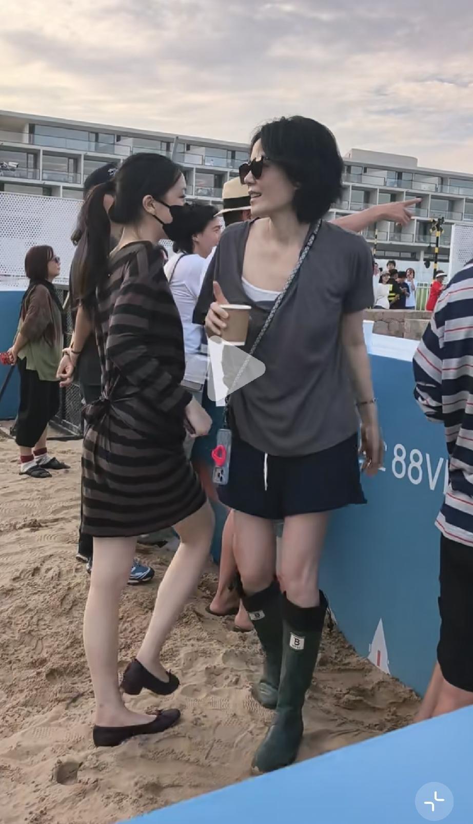 8月29日，王菲与李嫣现身阿那亚虾米音乐节，被拍到了全身照，李嫣个子可真高啊，比