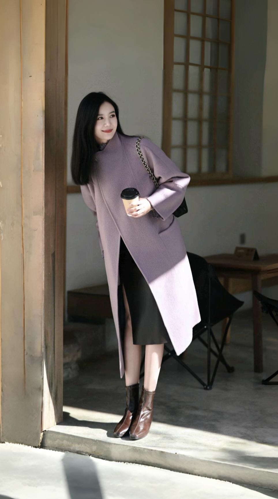 秋冬穿搭越来越爱紫色大衣配黑色长裙加厚肤高跟鞋简直不要不要的御姐秋冬穿搭