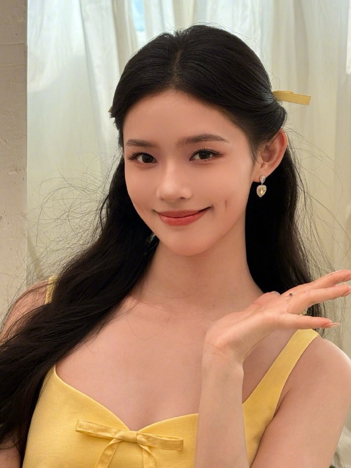 林允小蛋糕级别完全就是一块刚刚出炉的林允小蛋糕级别，太香太甜了吧，少女的色彩真