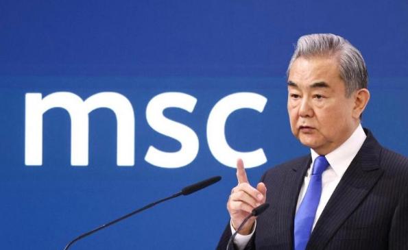 不打，沙特答应中国 沙特这次是真怕了。伊朗的导弹满天飞，美国在旁边的基地被炸