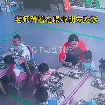 小孩子有“眼力见儿”，老师的拥抱更感人，也更暖了小孩子的心。这老师火了，这所幼
