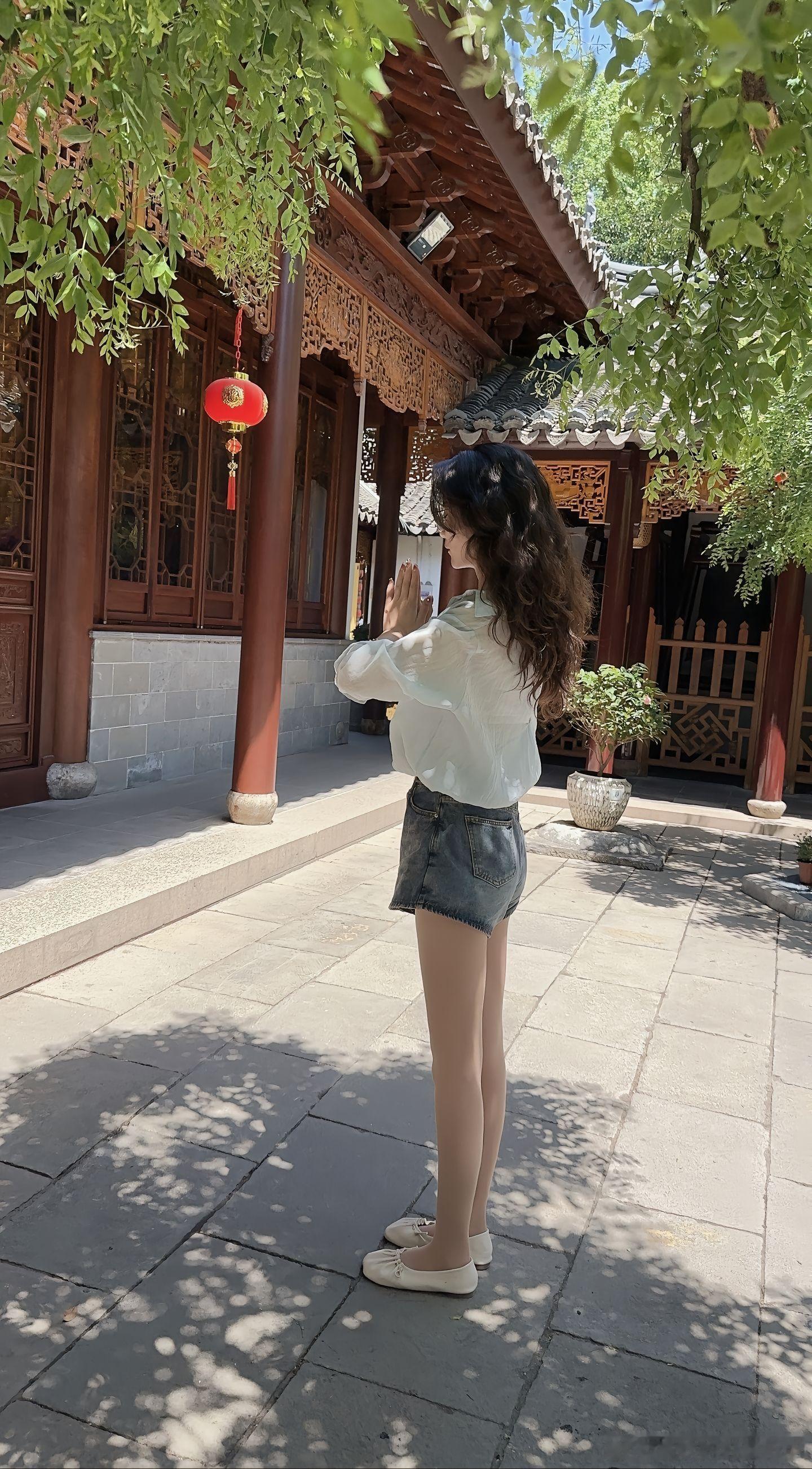 虔诚的少女~​​​