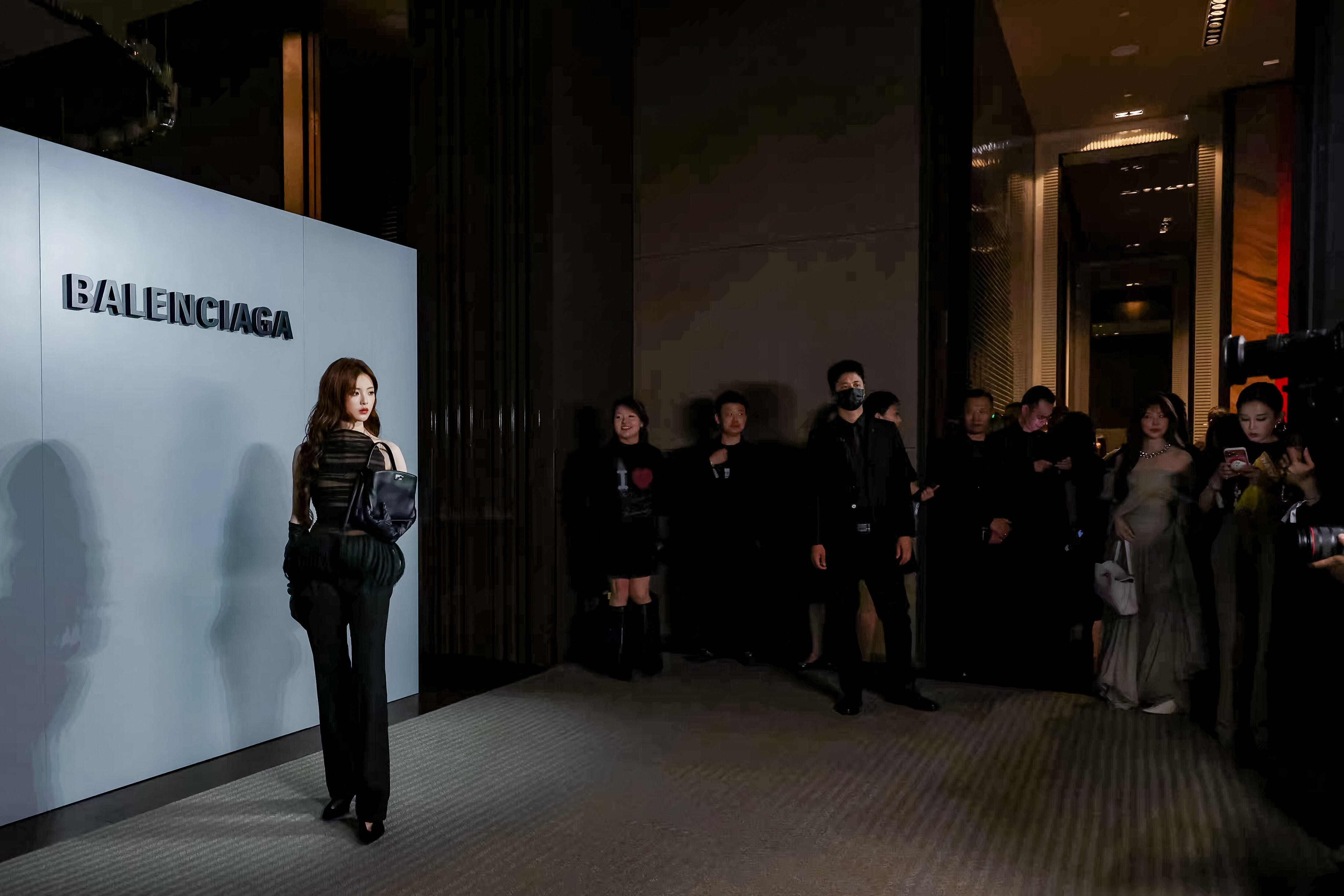 万众瞩目，优雅的lady杨超越巴黎世家暗黑魔女亮相