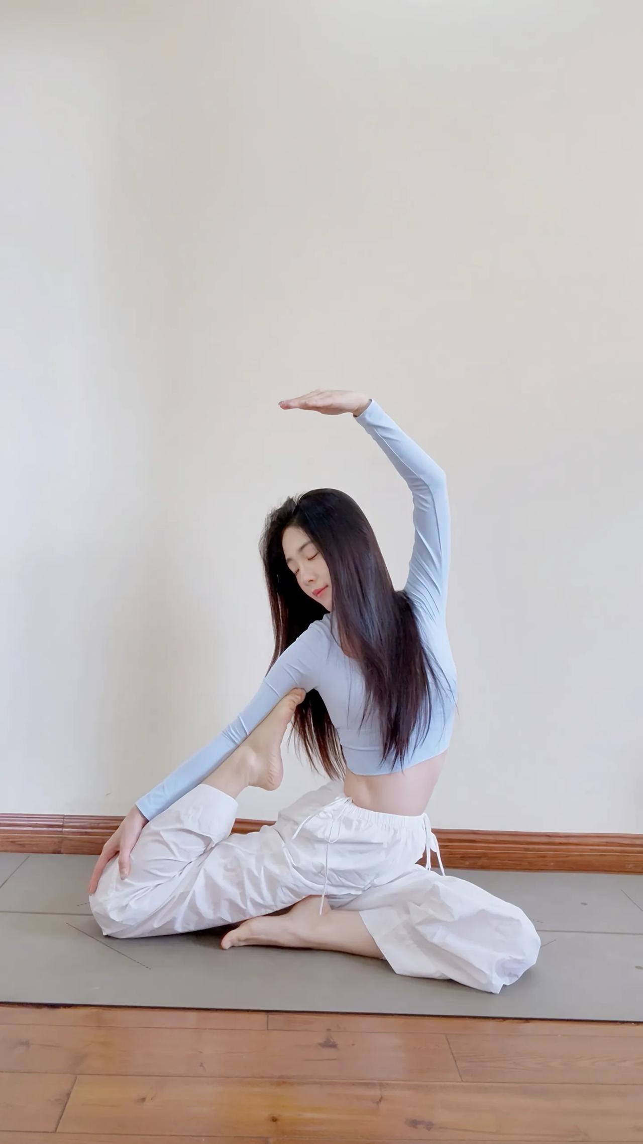 静坐观心，瑜伽养神。