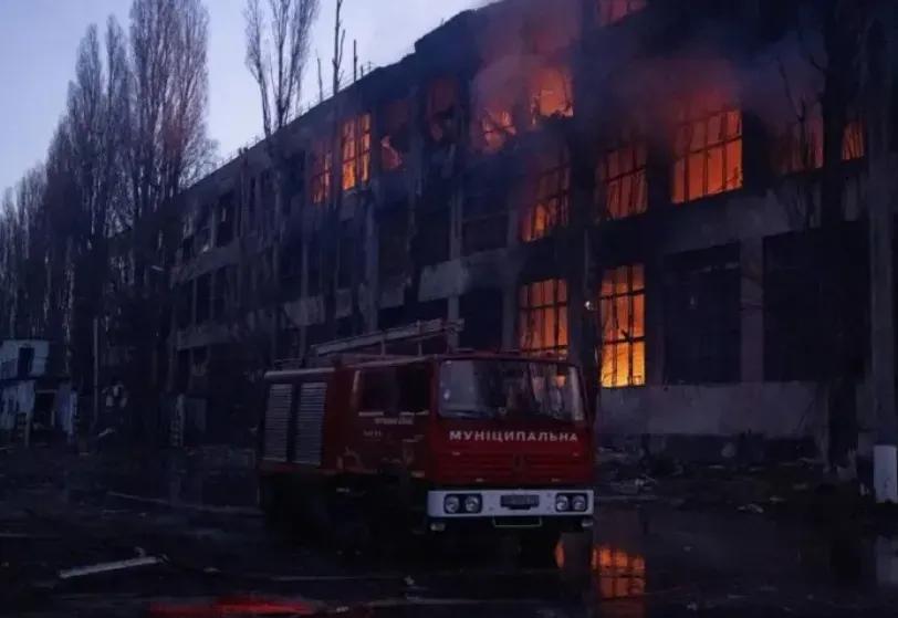 俄罗斯这次真的杀疯了！不仅对敖德萨港口的船只进行打击，甚至敖德萨的很多变电站也遭