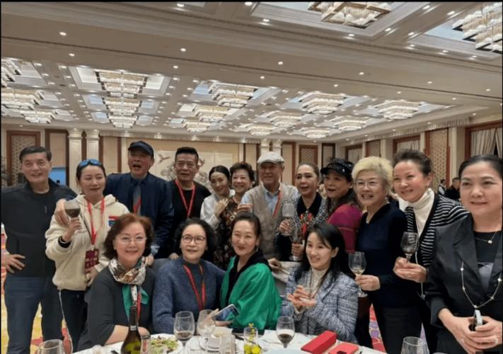 一张大合照：我只认出了赵静、宋晓英、赵越、宋春丽、王馥荔、沈丹萍，前排穿绿衣抿嘴