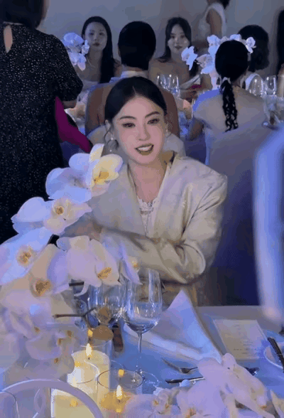 这真的不是什么照着张柏芝的脸整得网红吗？张柏芝还真是，走网红的路，让网红无路