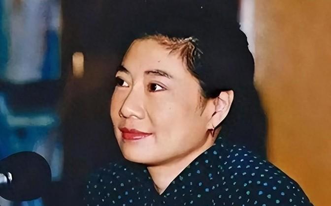 2005年，香港作家亦舒和侄子倪震发起一场骂战。亦舒远居加拿大，四十多岁时接受人