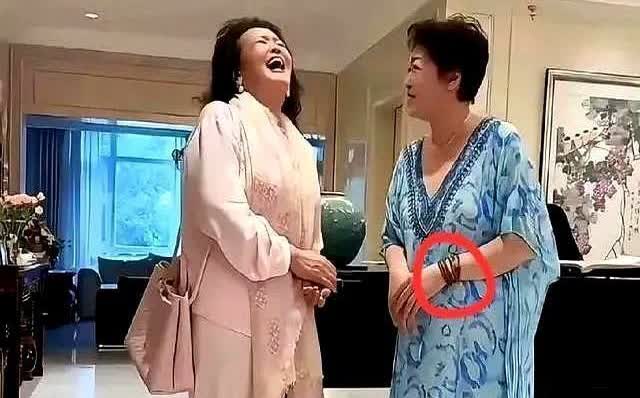张兰这一手操作惊掉下巴！端午节回国后，她居然不回自宅也不奔儿子汪小菲，直奔闺蜜赵