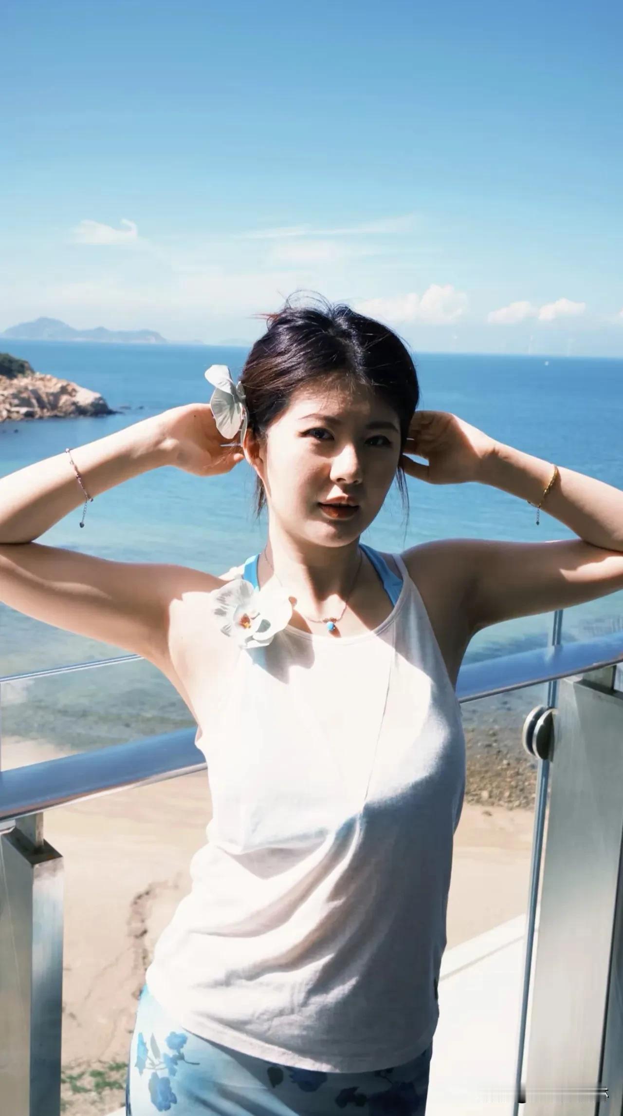 海边女孩的日常清晨赶海，黄昏追浪。裙角沾满海风，笑声藏进贝壳。日子
