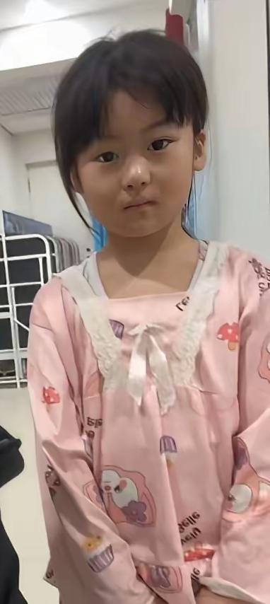 太心酸了！哈尔滨医院里这一幕，看哭好多人！7岁妞妞踮着脚尖给病床上的爸爸喂粥，小