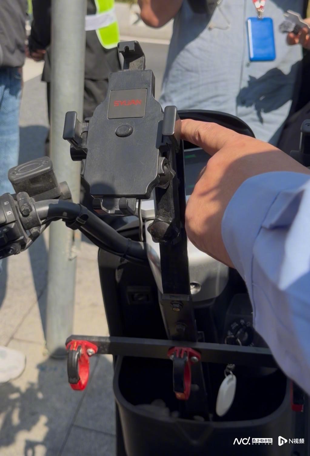 #广州查处电动自行车违法#【#直击广州查处电动自行车违法#：有车没挂号牌加装支架