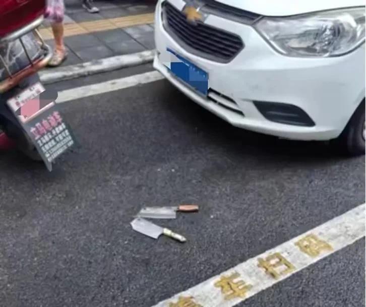 6月27日下午，贵阳花溪区出大事了！临街饮料店门前，16:58:40时，疑似高空
