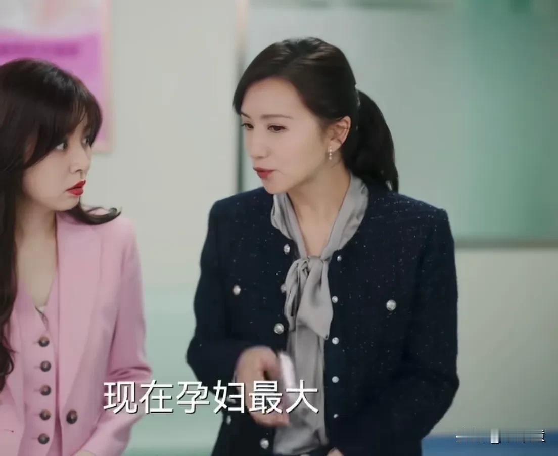 《欢乐家长群二》有一幕还是特别温暖！初一妈妈生孩子，其他两家的大人都来医院帮忙