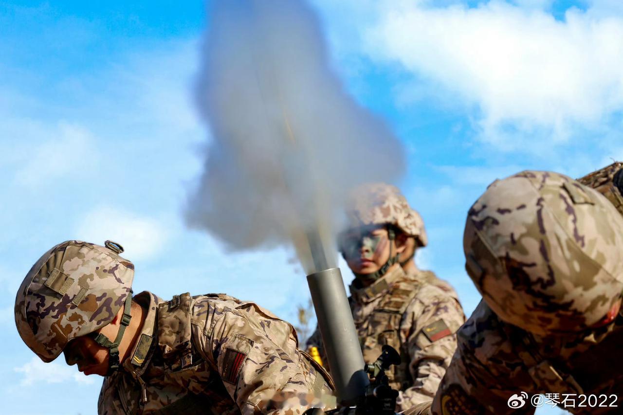 连里的迫击炮班正在进行实弹射击，这是连属60mm迫击炮。班长将安装好引信的迫击炮