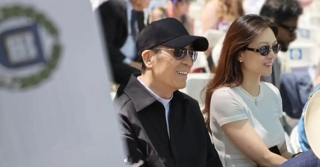 张艺谋小儿子，耶鲁大学毕业，太太满眼笑意，44岁陈婷越来越年轻！
