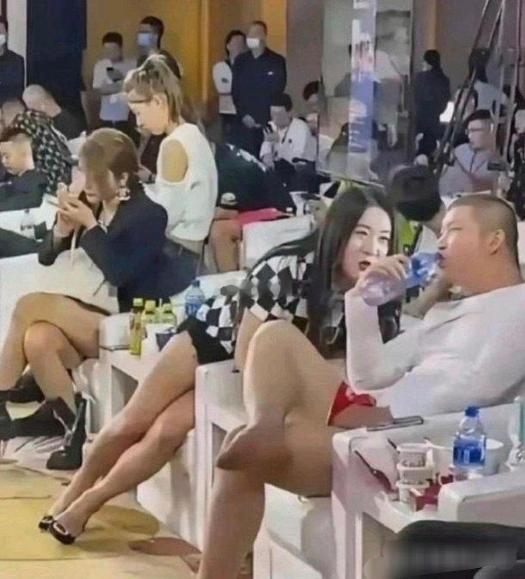 大网红聚会，这坐姿也太随性了吧