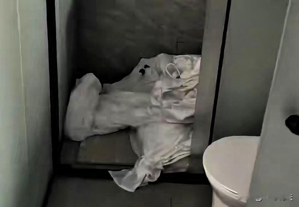 海南三亚，一女子花108元，在网上预定了一家酒店，女子入住半小时后，突然申请取消