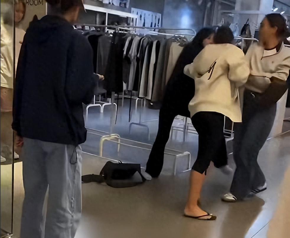 首尔弘大闹了一场拉扯！个推婴儿车的法国女客当街甩出一句"全世界都烦中国人"，边上