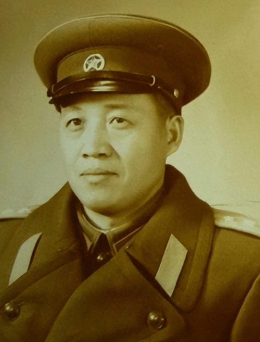 抗美援朝战争中，“范老虎”团长坐在一辆崭新的吉普车上，他本名叫范天恩，是38军1