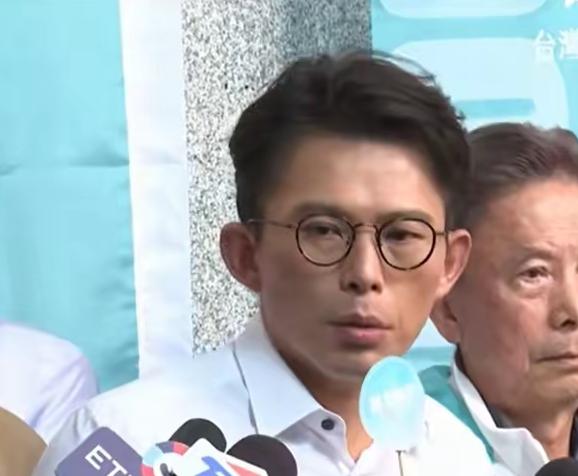 黄国昌突然窜访美国，引发岛内一片哗然。1月11日，黄国昌突然登机离台，并言之