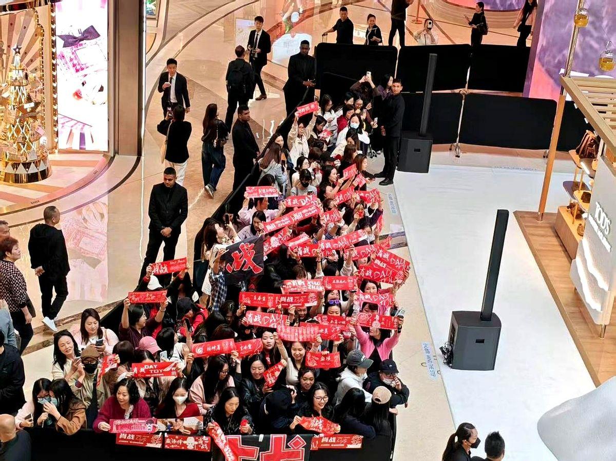 手上写着XZ，这才是真爱粉吧。线下活动现场，粉丝“小飞侠”们真的太拼了。放眼