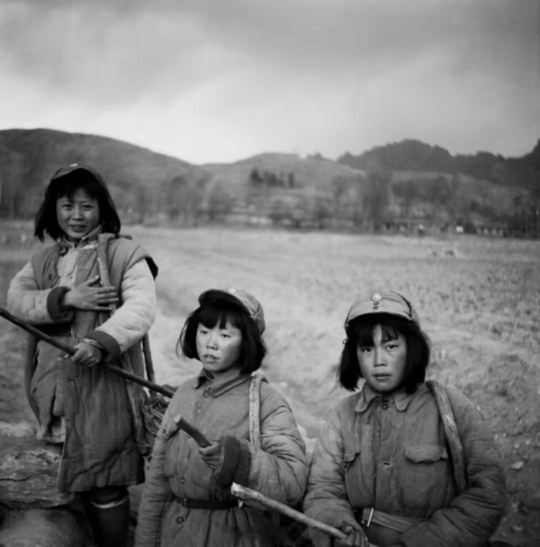 1939年，行军的八路军女战士。她们脸上稚气未消，但眉宇间满是坚毅。