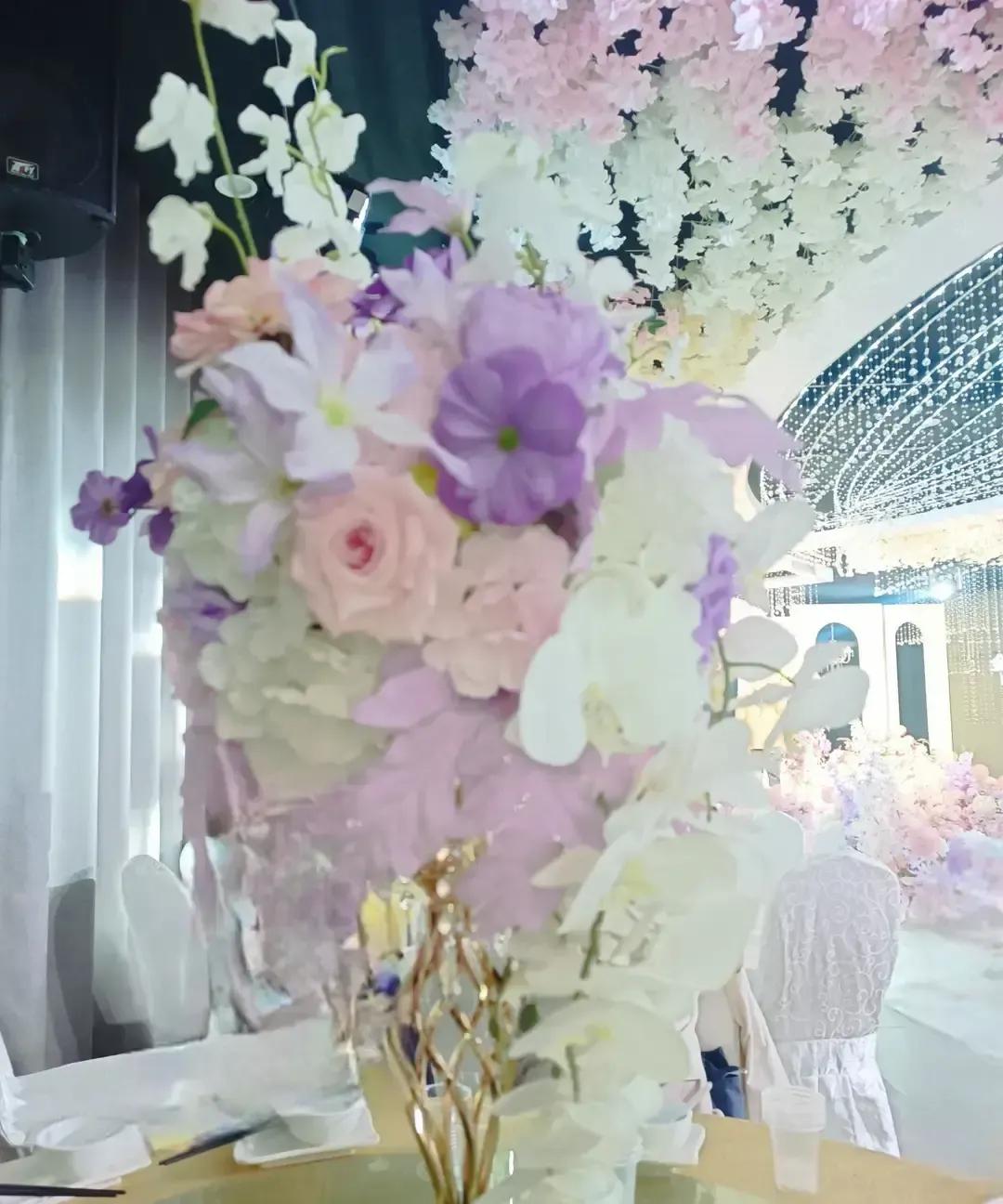 婚宴上一位退休大姐说每月领一万五退休金还是不够花，同桌人把这段话发上网，立马炸锅