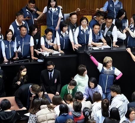 近日，台“立法机构”又上演让人大跌眼镜的剧目:由民进党发起的大罢免以大