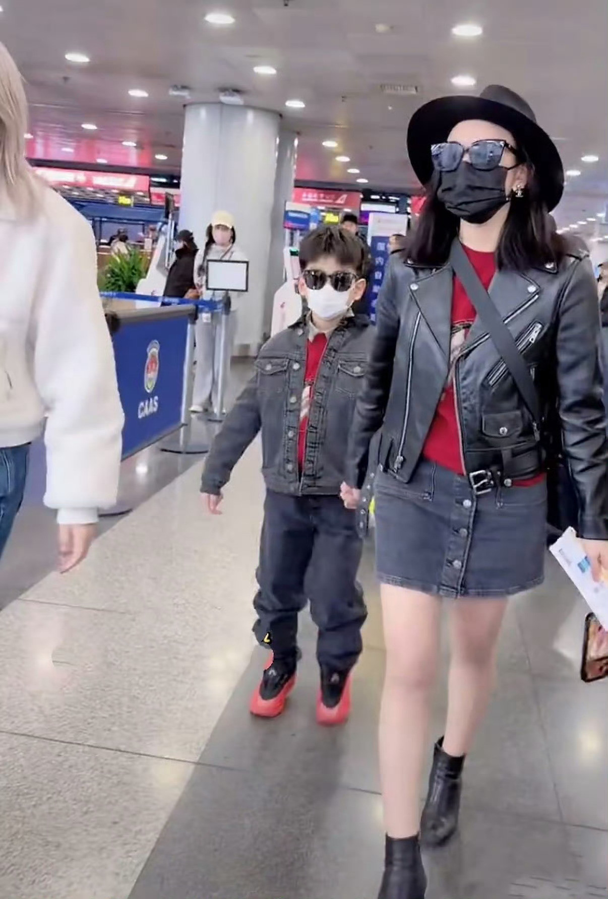 陈妍希带小星星参加星光大赏，可以看到帅气的小帅哥了，陈妍希还是很照顾儿子，到哪里