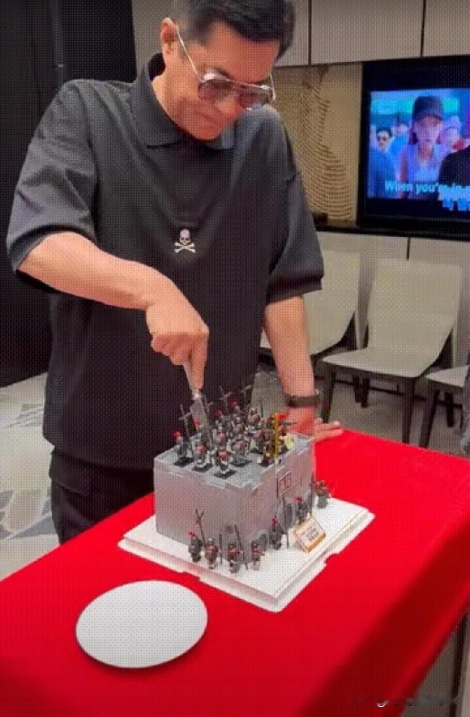 古天乐看起来并不是很高兴，满脸愁容，如今55岁的古天乐看起来还是很帅气，但是生日
