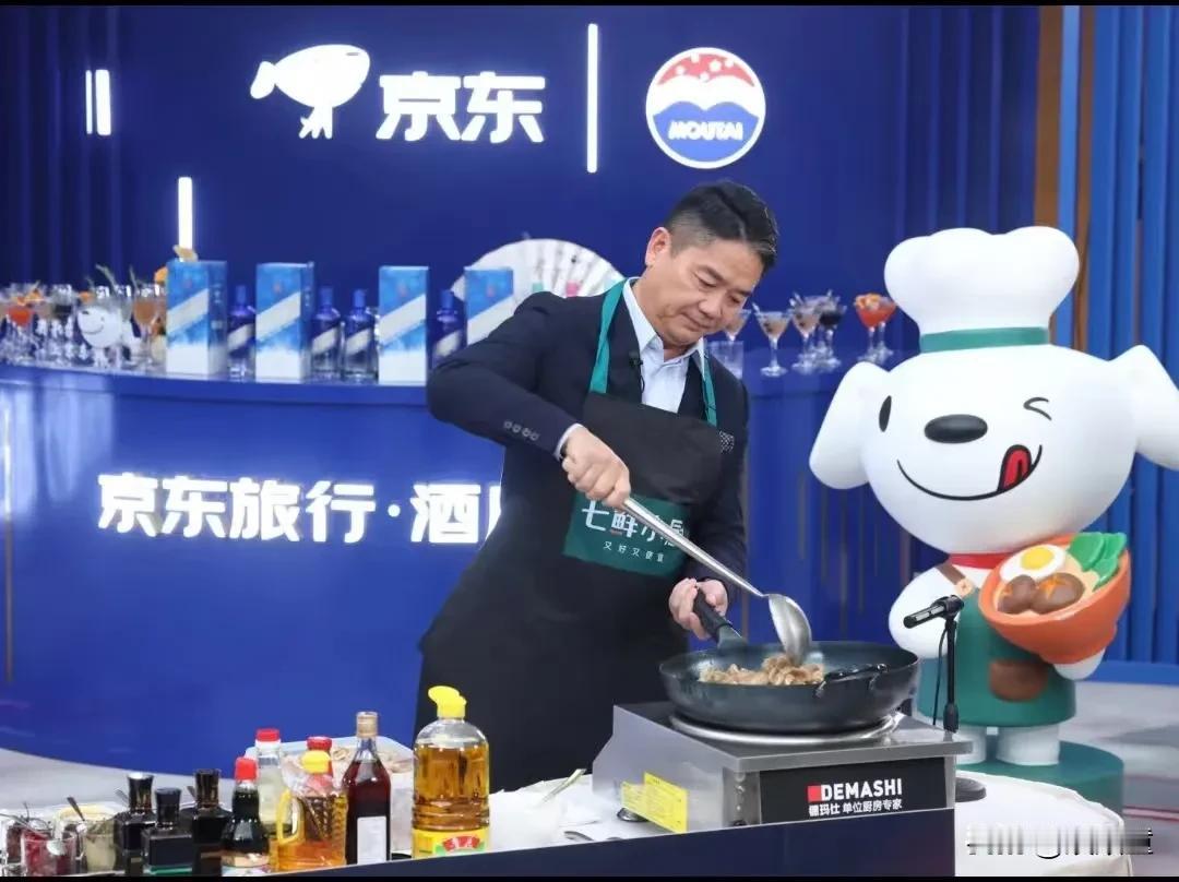 刘强东今日直播炒菜，仅炒一道菜，糖、油、盐、酱、醋等调料，在桌上摆了十几个瓶瓶罐