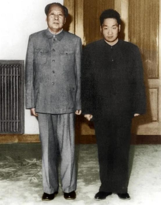这是1962年毛主席和唯一幸存的儿子毛岸青的合影，毛主席曾对身边的卫士长和秘书谈