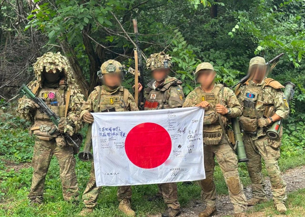 今天网上疯传一整支日本人小队参加了俄乌前线的作战。看到这帮人喜欢打日本膏药旗的
