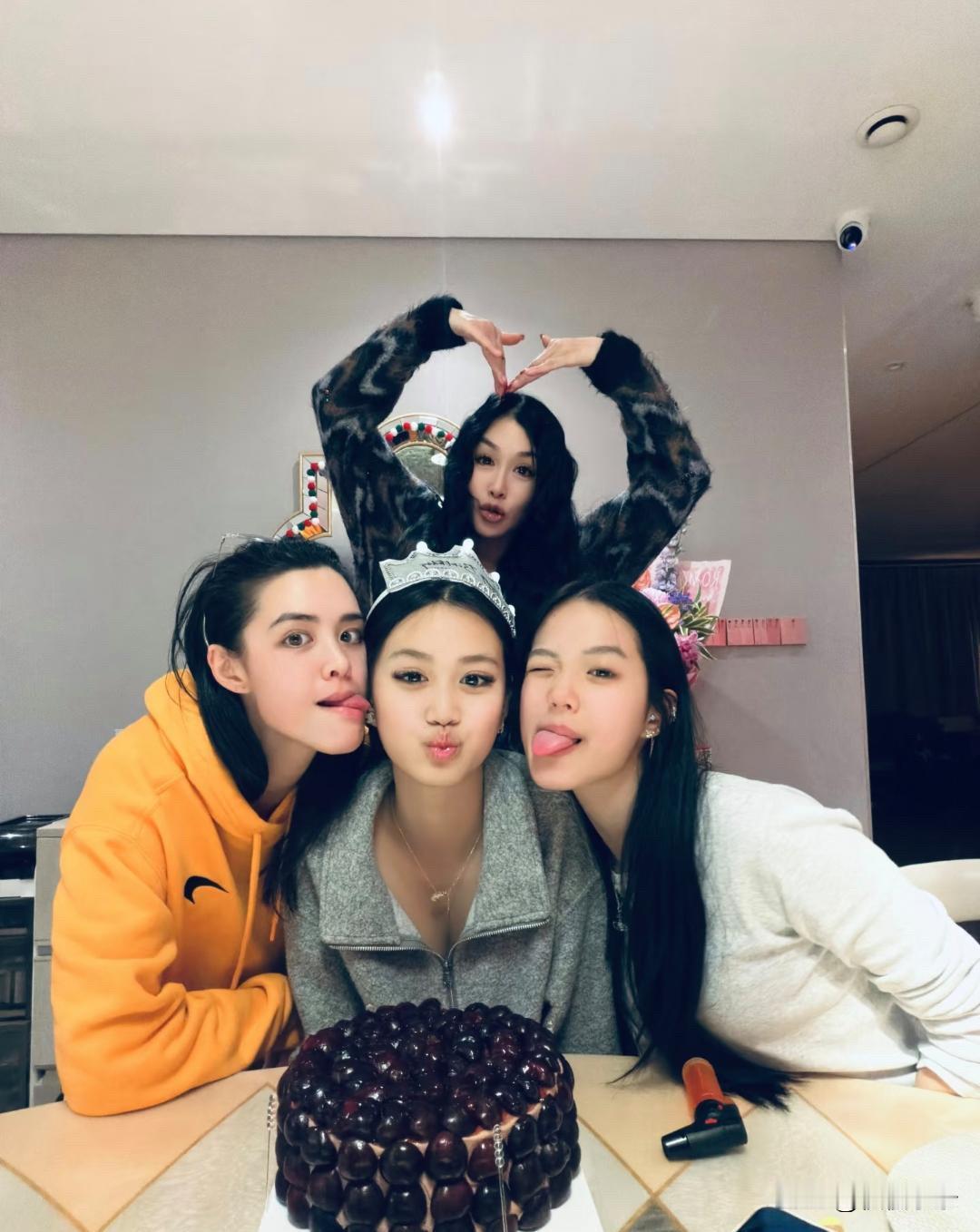 钟丽缇和家人一起为小女儿庆祝16岁生日，她的三个女儿罕见同框，女儿们的颜值都好高