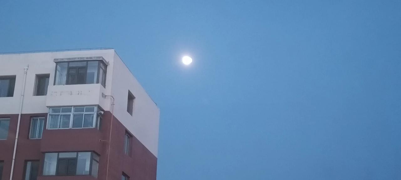 皓月当空又快要到每月的月圆之夜了时光飞逝再有七个月圆之夜我就要退休了岁