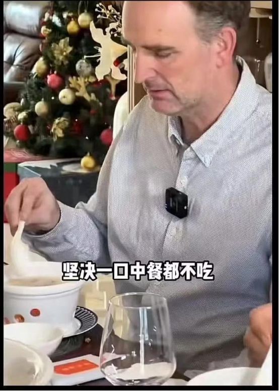洋人倒插门，在中国待了15年，不吃一口中餐，不学一句中文，这还能被妻子炫耀？