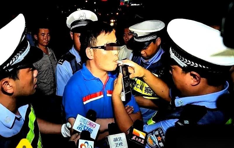 安徽街头，夜风微凉，交警手里的酒精测试仪还在闪着红光。被拦下的酒驾大哥不跑也不求