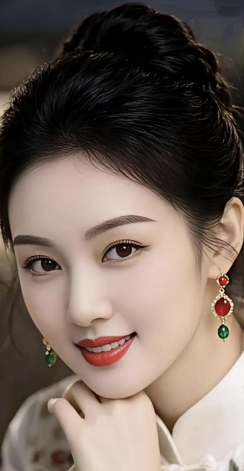 优雅红唇，复古耳环，精致妆容，气质女神。