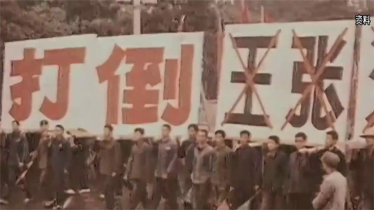 四人帮被粉碎后，只有一个人没有鼓掌，邓小平得知后表情凝重