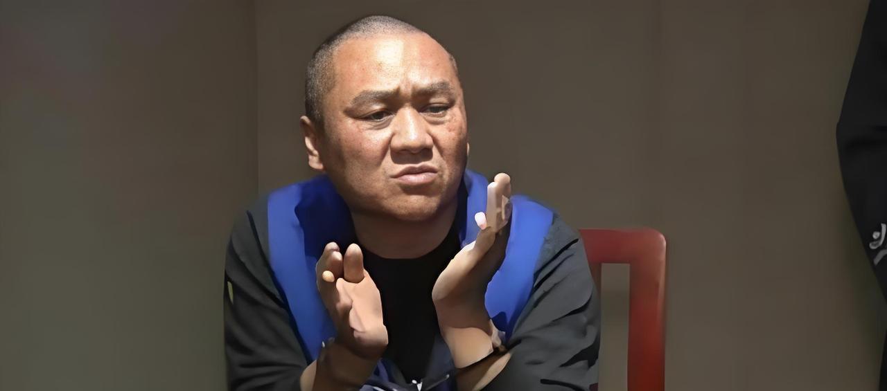 1999年，河南一名男子抢劫银行208万元，逃跑后他摇身一变成了亿万富翁，不仅娶