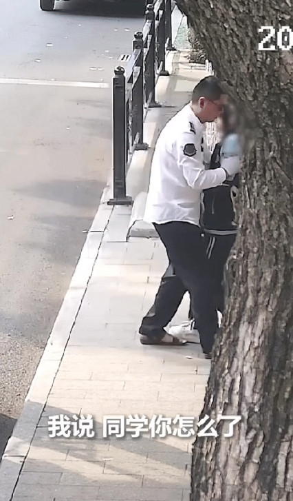 浙江嘉兴一学生乘坐公交车上学，不料正准备上公交时她突然感觉一阵头晕目眩，司机看到