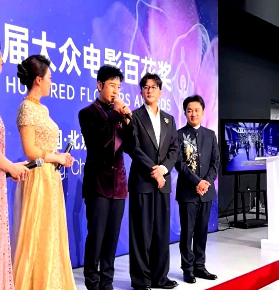 黄晓明终于脱下内增高了。这次红毯，他彻底踩实了。8月10日北京百花奖闭幕式，