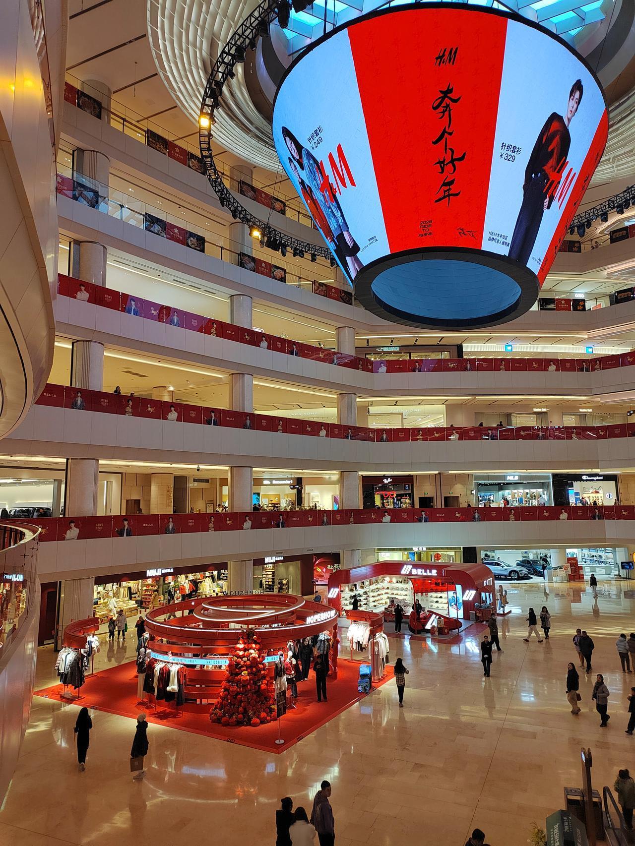 听了同事亲戚家的事，感觉也不用羡慕有钱人了，他们赚得多，但花的更多。同事的亲