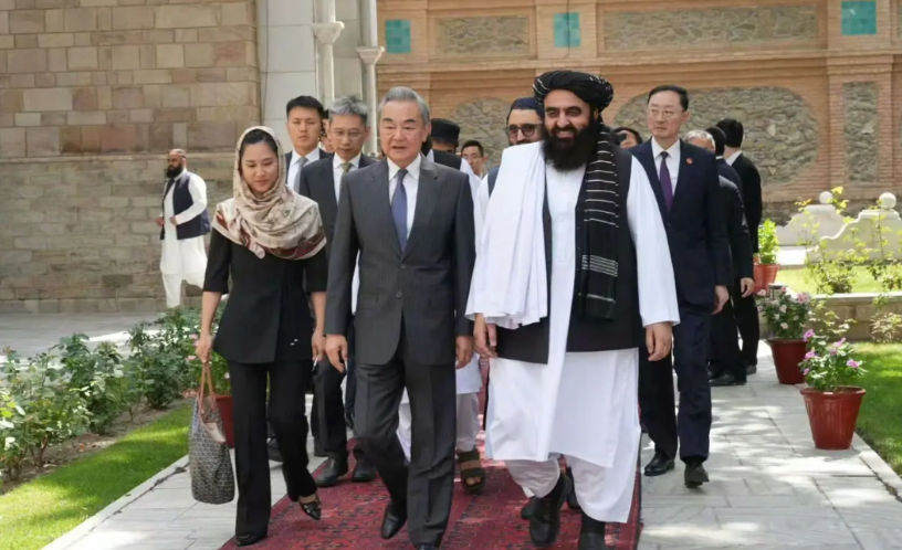 阿富汗全面拥抱中国当前时间8月20日，中国外交部长王毅对阿富汗正式进行访问，在